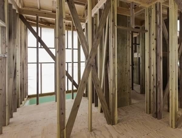腐らない木で建築している構造材の写真