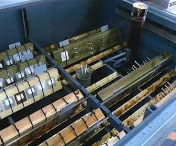 錆びない金物を腐れ促進機を使って試験している写真