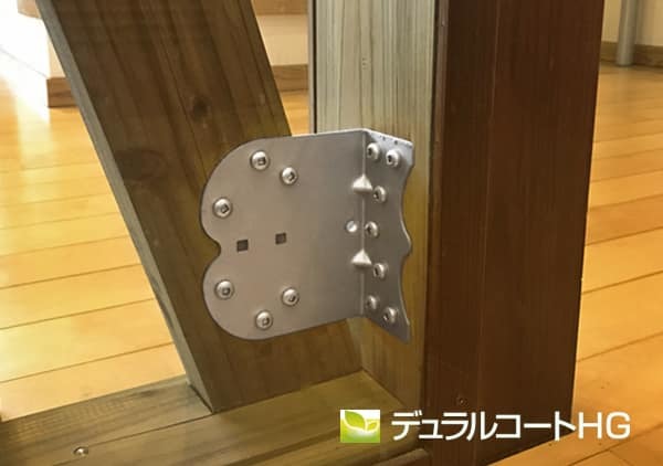 ハウスガードで使用しているデュラルコートの金物の写真