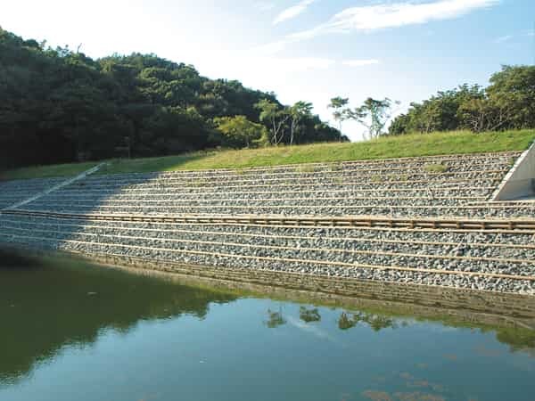 公共土木構造物「O&Dウッド」ため池護岸工
