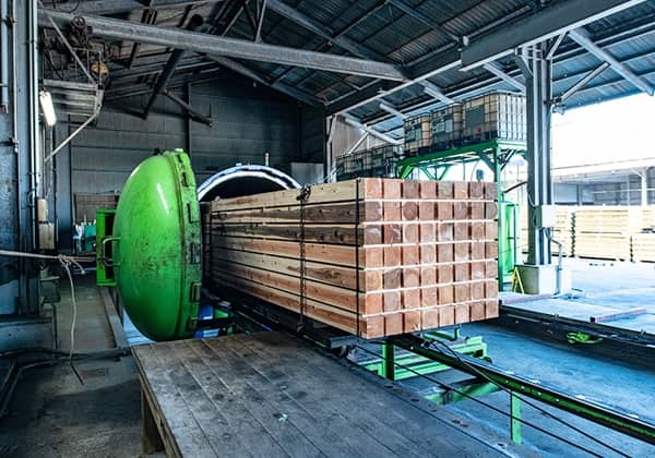 国産材を大きなタンクに入れる様子