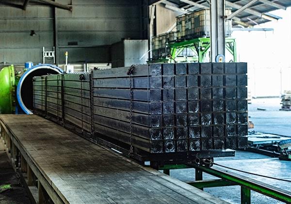 木材保存剤を加圧注入して取り出す様子