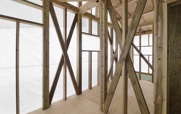 緑の柱を使って建築中の様子