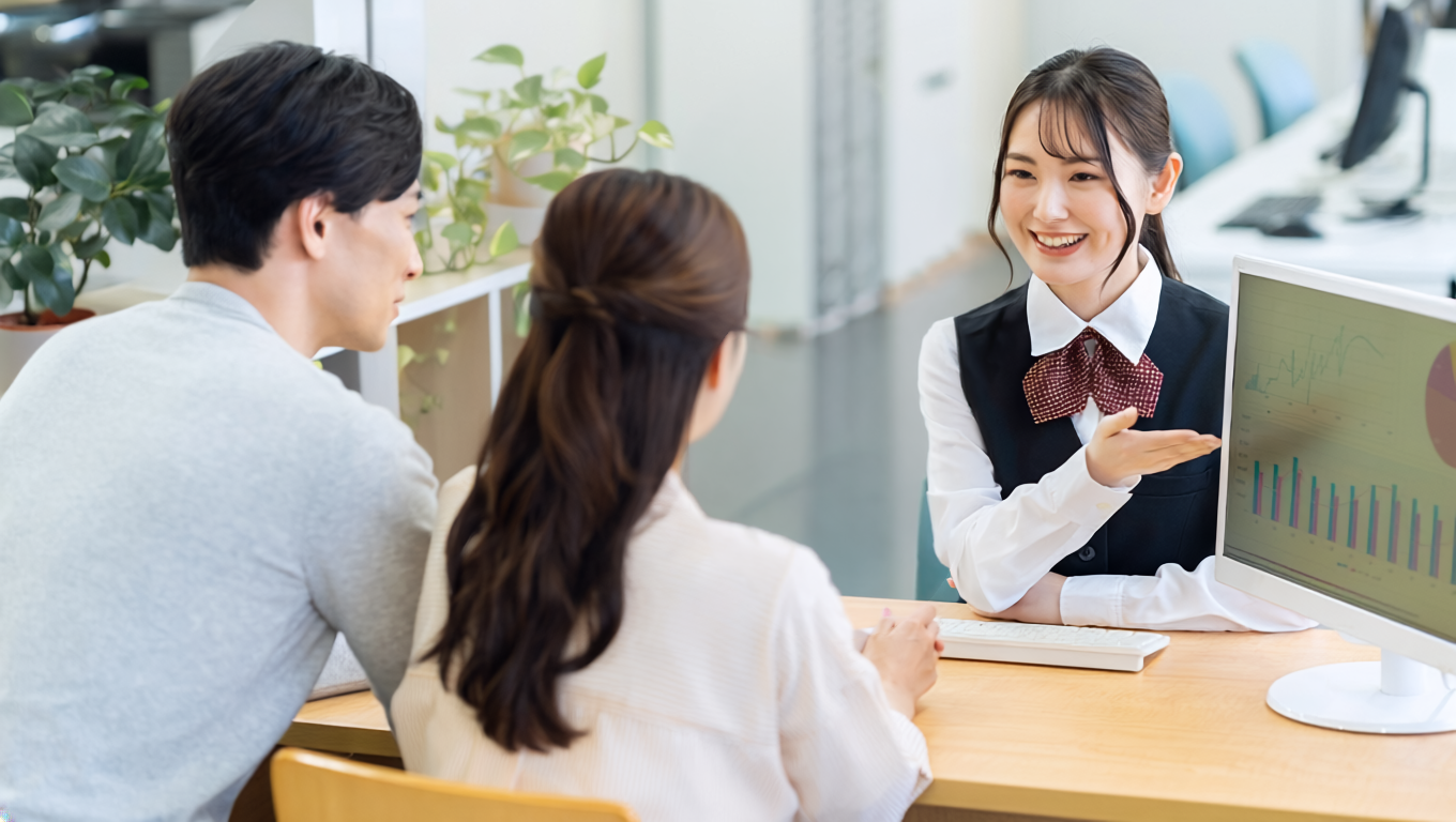住宅会社のカタログを見ながら予算を話し合う30代夫婦のイラスト